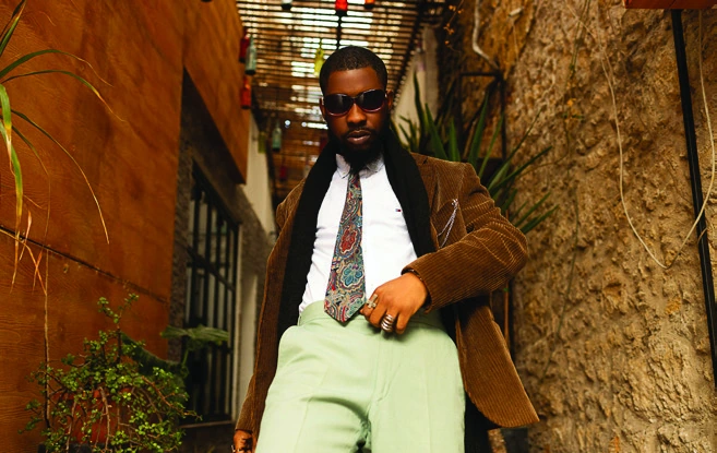 An expressive tailored look with a brown jacket and patterned tie